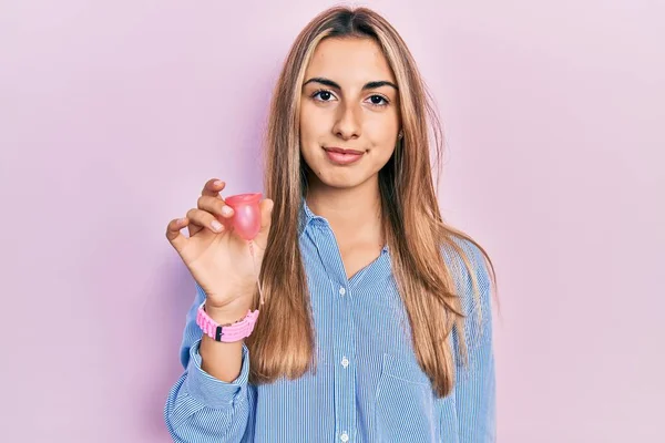 Hermosa Mujer Hispana Sosteniendo Actitud Pensamiento Copa Menstrual Expresión Sobria —  Fotos de Stock