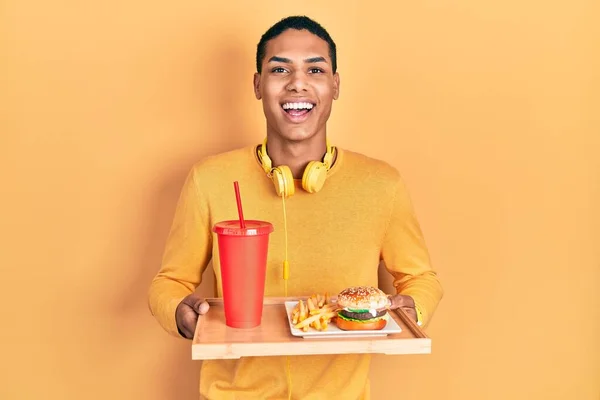 Jeune Homme Afro Américain Mangeant Savoureux Burger Classique Souriant Riant — Photo