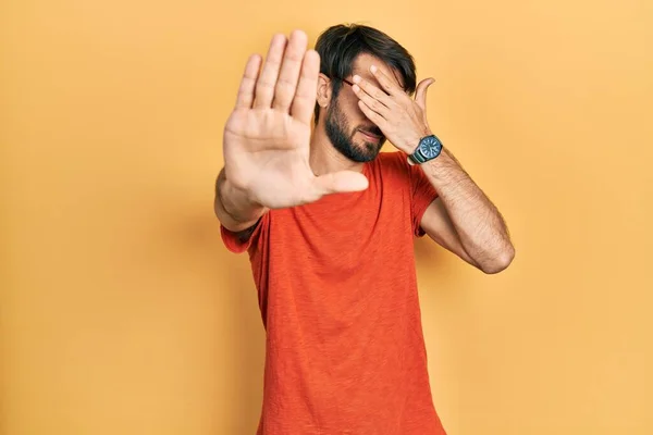 Jovem Hispânico Vestindo Roupas Casuais Óculos Cobrindo Olhos Com Mãos — Fotografia de Stock