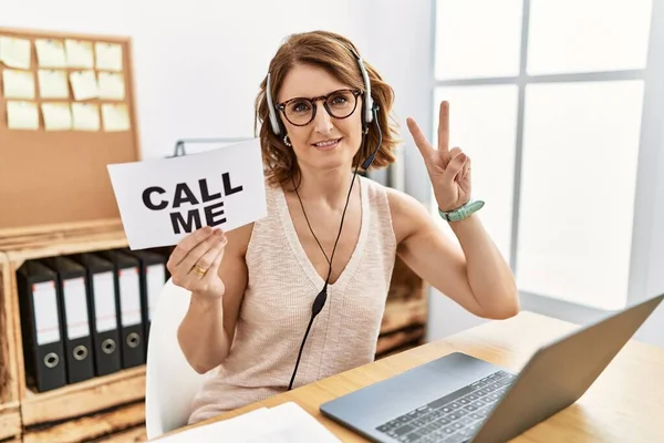 Middle Age Brunette Woman Wearing Operator Headset Holding Call Banner — 图库照片