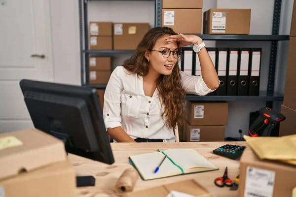 Junge Hispanische Frau Die Commerce Für Kleine Unternehmen Arbeitet Sehr — Stockfoto