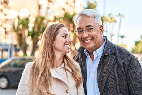 Mediana Edad Hombre Mujer Pareja Sonriendo Confiado Pie Juntos Calle —  Fotos de Stock