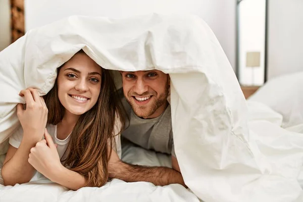 Молода Біла Пара Покриває Простирадло Посміхається Щасливо Ліжку Вдома — стокове фото