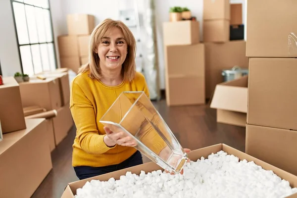 Mujer Rubia Mediana Edad Sonriendo Feliz Unboxing Caja Cartón Nuevo — Foto de Stock