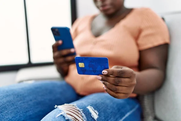Junge Afroamerikanerin Sitzt Mit Smartphone Und Kreditkarte Hause Auf Sofa — Stockfoto