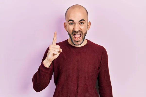 Jovem Careca Vestindo Roupas Casuais Apontando Dedo Para Cima Com — Fotografia de Stock