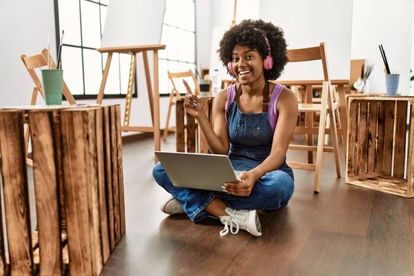 Sanat Stüdyosunda Afro Saçlı Genç Afrikalı Amerikalı Kadın Dizüstü Bilgisayarını — Stok fotoğraf
