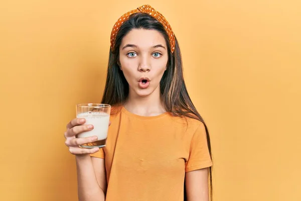 Junge Brünette Mädchen Trinken Ein Glas Milch Verängstigt Und Erstaunt — Stockfoto