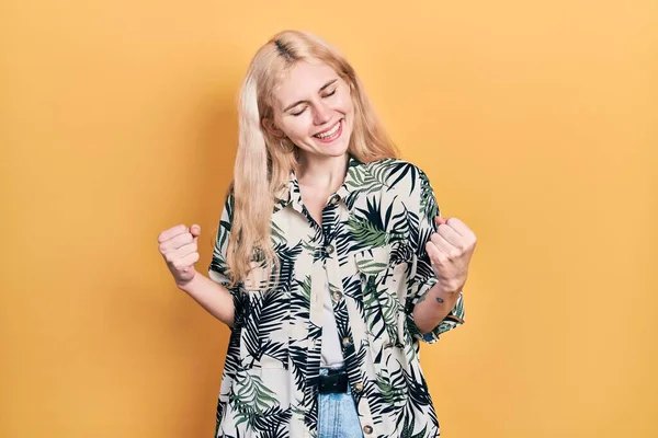 Beautiful Caucasian Woman Blond Hair Wearing Tropical Shirt Excited Success — Stock Photo, Image
