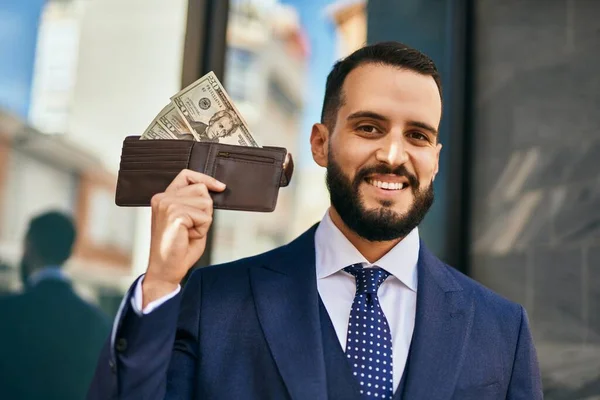 Молодий Бізнесмен Посміхається Щасливий Тримає Гаманець Доларами Місті — стокове фото