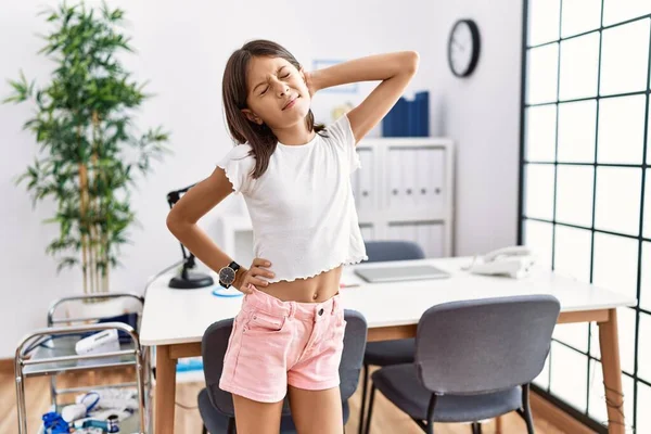 Jong Spaans Meisje Dat Kinderkliniek Staat Last Heeft Van Nekpijn — Stockfoto