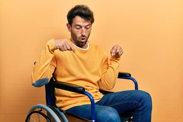 Tekerlekli Sandalyede Oturan Parmaklarını Göstererek Reklamını Yapan Şaşırmış Ağzı Açık — Stok fotoğraf