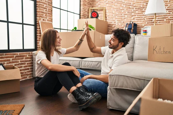 Man Vrouw Paar Glimlachen Zelfverzekerd High Five Met Handen Opgeheven — Stockfoto