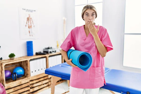 Jovem Fisioterapeuta Mulher Trabalhando Clínica Recuperação Dor Segurando Tapete Ioga — Fotografia de Stock