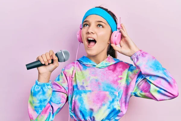 Chica Morena Joven Cantando Canción Usando Micrófono Usando Ropa Deportiva —  Fotos de Stock