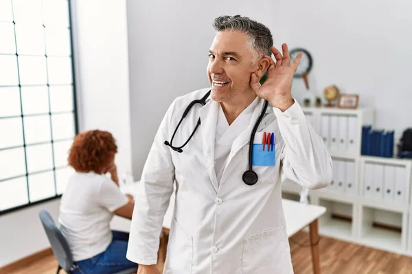 Klinikteki Orta Yaşlı Bir Doktor Ağzı Kulaklarında Bir Hasta Ile — Stok fotoğraf