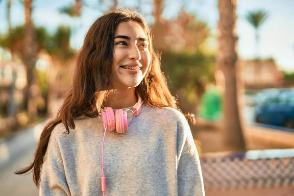 Menina Oriente Médio Jovem Sorrindo Feliz Usando Fones Ouvido Cidade — Fotografia de Stock