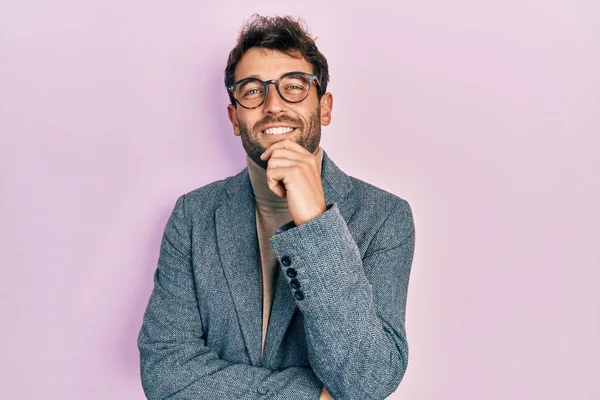 Schöner Mann Mit Bart Business Jacke Und Brille Der Selbstbewusst — Stockfoto