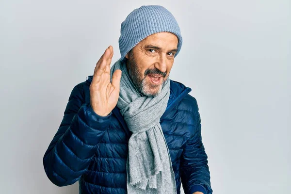 Hombre Hispano Mediana Edad Con Estilo Invernal Sonriendo Con Mano —  Fotos de Stock