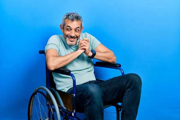 Красивий Чоловік Середнього Віку Сірим Волоссям Сидячи Інвалідному Візку Сміється — стокове фото