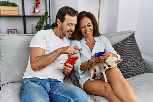 Ehepaar Mittleren Alters Sitzt Mit Smartphone Und Kreditkarte Hause Auf — Stockfoto