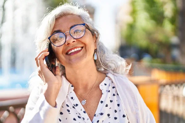 Mujer Mediana Edad Sonriendo Confiado Hablando Teléfono Inteligente Parque —  Fotos de Stock