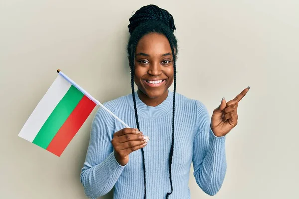 Afro Amerikaanse Vrouw Met Gevlochten Haar Houden Bulgaria Vlag Lachend — Stockfoto