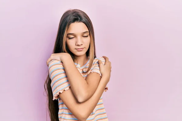 Genç Esmer Kız Günlük Çizgili Tişört Giyiyor Kendine Sarılıyor Mutlu — Stok fotoğraf