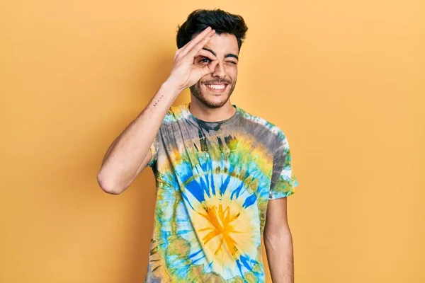 Junger Hispanischer Mann Lässiger Kleidung Tut Geste Mit Lächelnden Händen — Stockfoto