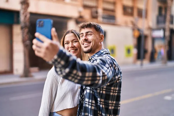 Jong Man Vrouw Paar Glimlachen Zelfverzekerd Maken Selfie Door Smartphone — Stockfoto