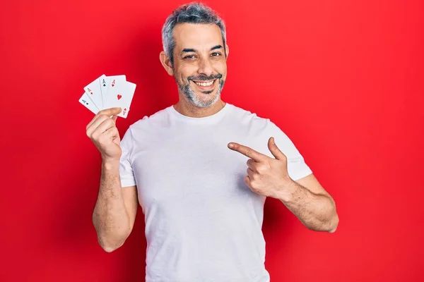 Bonito Homem Meia Idade Com Cabelos Grisalhos Segurando Cartas Poker — Fotografia de Stock