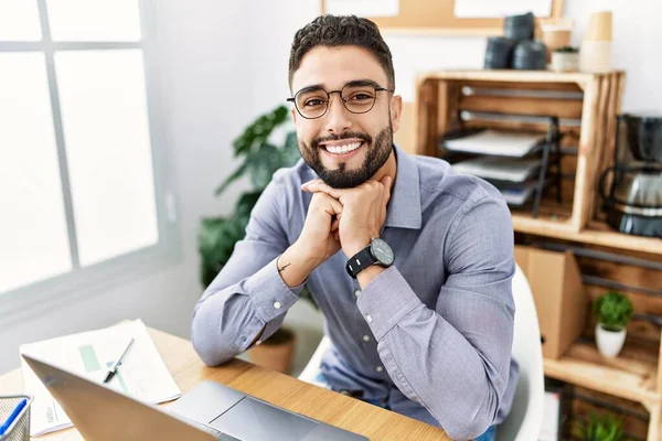 Молодий Арабський Чоловік Посміхається Впевнено Використовуючи Ноутбук Працює Офісі — стокове фото