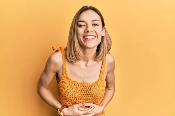 Jovem Mulher Loira Caucasiana Vestindo Casual Camiseta Amarela Sorrindo Rindo — Fotografia de Stock