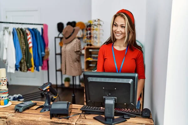 若い白人店主の女性が服屋で働く幸せ笑顔 — ストック写真