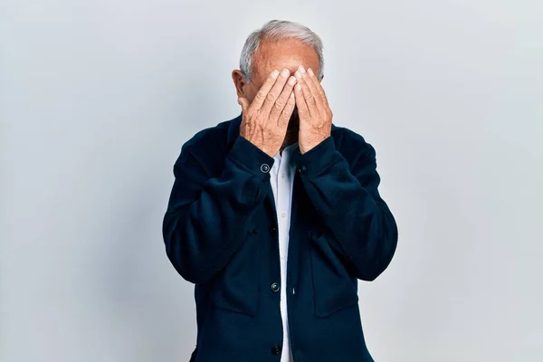 Starší Muž Šedými Vlasy Neformálním Stylu Brýlemi Smutným Výrazem Zakrývající — Stock fotografie