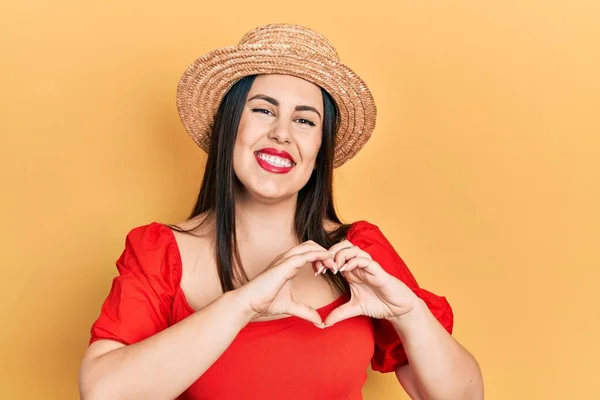 Νεαρή Ισπανίδα Γυναίκα Που Φοράει Καλοκαιρινό Καπέλο Χαμογελώντας Στην Αγάπη — Φωτογραφία Αρχείου
