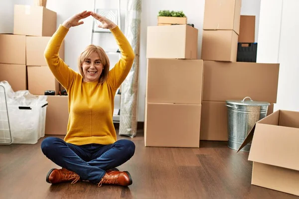 Middelbare Leeftijd Blonde Vrouw Doet Huis Symbool Met Armen Nieuw — Stockfoto