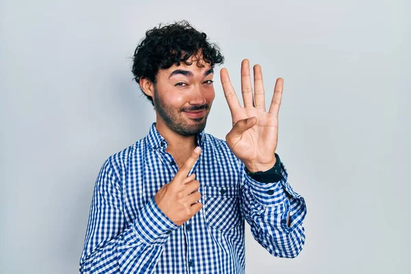 Junger Hispanischer Mann Lässiger Kleidung Zeigt Mit Finger Nummer Vier — Stockfoto