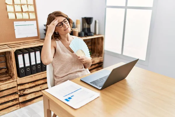 Mujer Hispana Mediana Edad Usando Ventilador Mano Trabajando Oficina — Foto de Stock