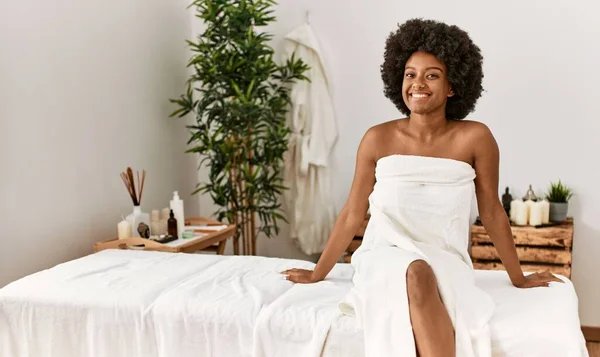 Ung Afrikansk Amerikansk Kvinna Ler Säker Sitter Massage Bord Skönhetscenter — Stockfoto