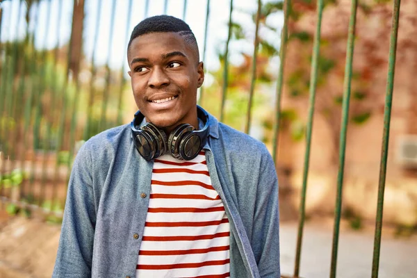 Fiatal Afro Amerikai Férfi Mosolyog Boldog Használ Fejhallgató Városban — Stock Fotó