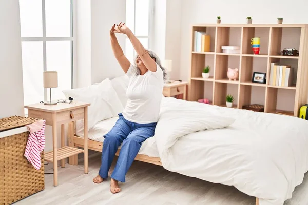 Mujer Mediana Edad Que Despierta Estirando Los Brazos Dormitorio — Foto de Stock