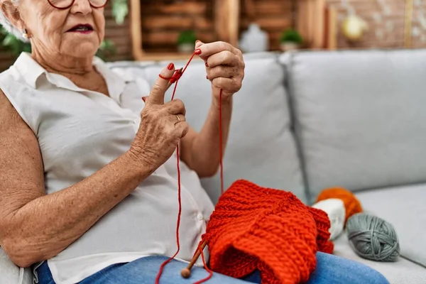 Oudere Grijsharige Vrouw Die Thuis Met Rijstrook Naald Naait — Stockfoto