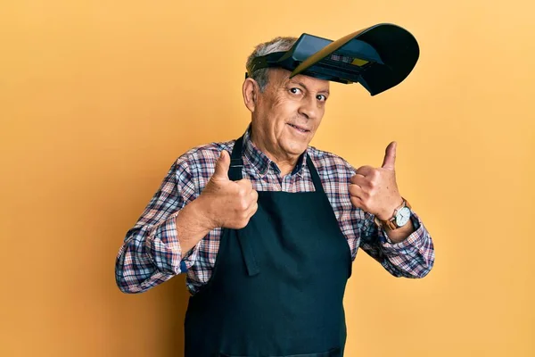 Hombre Mayor Guapo Con Pelo Gris Que Lleva Máscara Protección — Foto de Stock