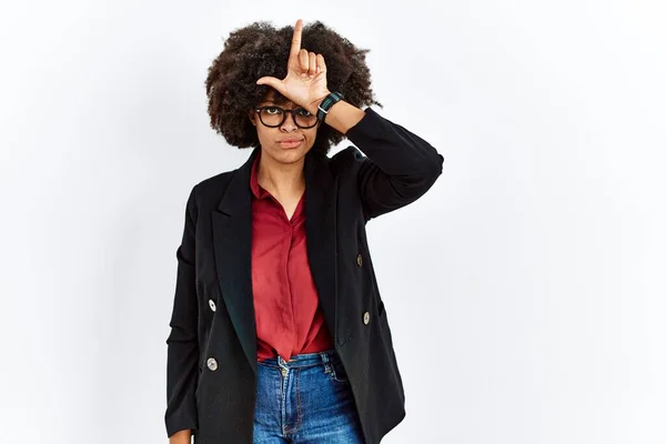 Afrikansk Amerikansk Kvinne Med Afrohår Iført Forretningsjakke Briller Som Gjør – stockfoto