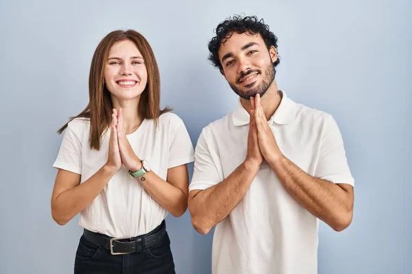 Jeune Couple Portant Des Vêtements Décontractés Debout Ensemble Priant Avec — Photo