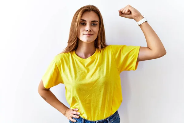 Jonge Brunette Vrouw Staande Geïsoleerde Achtergrond Sterk Persoon Tonen Arm — Stockfoto