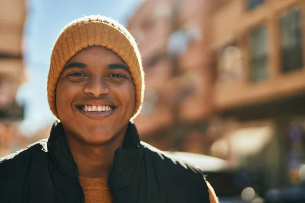 年轻的拉丁男子笑着站在城里 — 图库照片