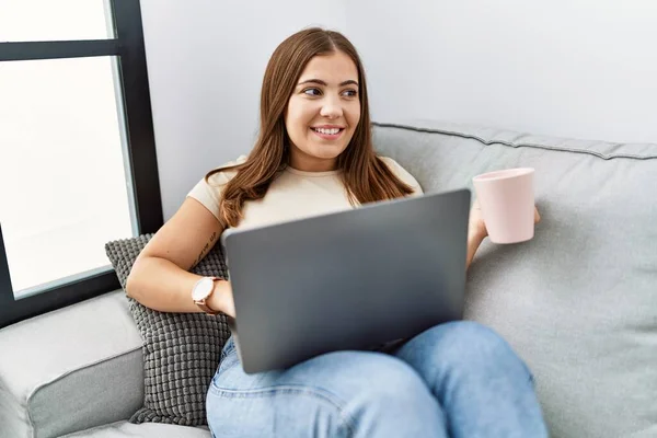 Mujer Hispana Joven Usando Laptop Bebiendo Café Casa —  Fotos de Stock