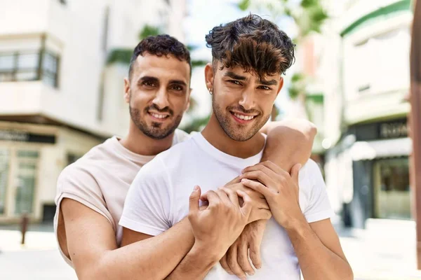 Dois Homens Hispânicos Casal Sorrindo Confiante Abraçando Uns Aos Outros — Fotografia de Stock